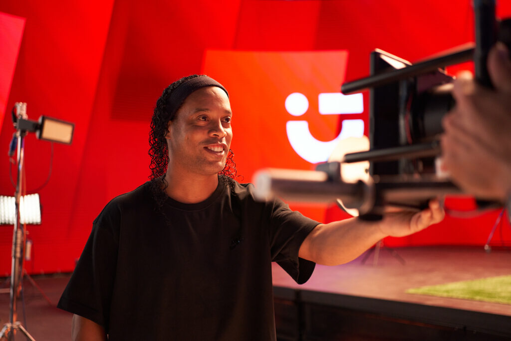 Ronaldinho Kijkt In De Camera In De Fotostudio Van Bookmaker Circus